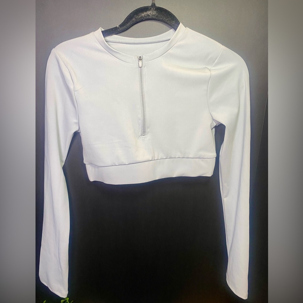 Zenana Outfitters Classic White Long Sleeve Crop‎ Top